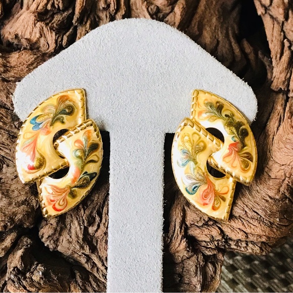 Vintage 80’s Gold Tone Cream And Green Enameled Artsy Post 1.5 in Earrings - Picture 15 of 16